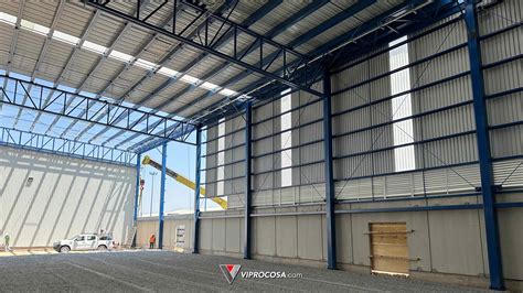Nave industrial con claraboyas y aireadores