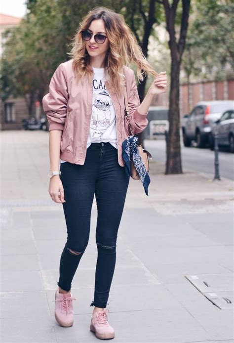 Outfit con zapatillas rosas y ropa negra