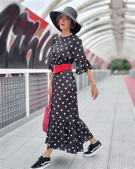 Vestido floral combinado con zapatillas rosas