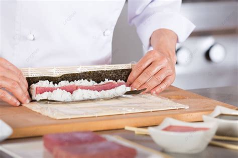Chef preparando nigiri