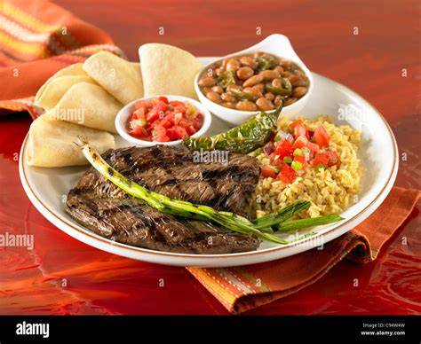 Carne asada a la parrilla con tortillas y guacamole