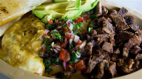 Platos de aprovechamiento con sobras de carne asada