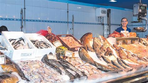 Pescado fresco de Conil expuesto en el mercado o pescadería local