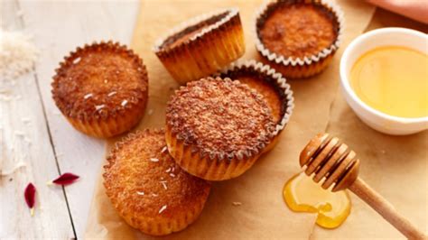 Variedad de postres con miel y harina