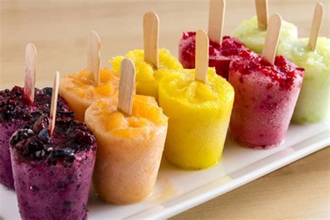 Helado casero de frutas en copas