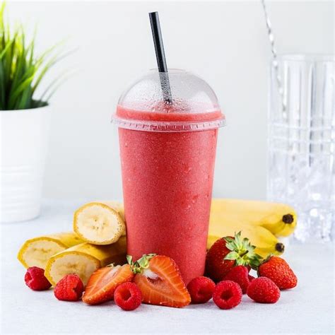 Smoothie de frutas rojas en vaso