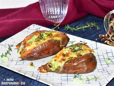 Boniato asado con relleno de cebolla caramelizada, bacon y huevo