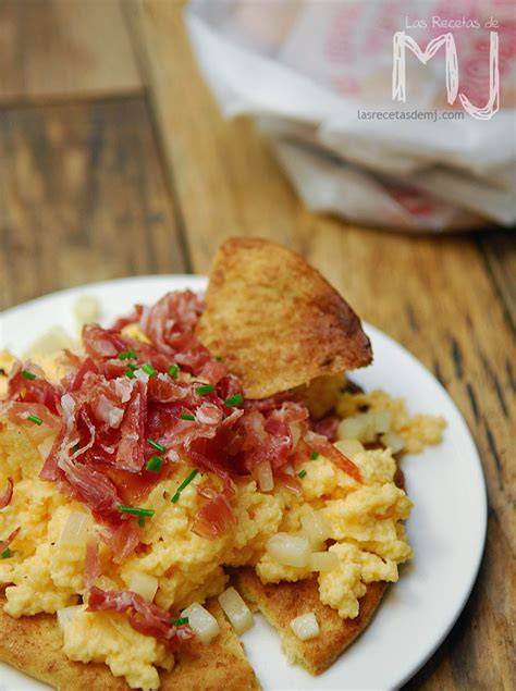 Huevos revueltos con tortas de aceite Inés Rosales