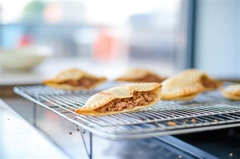 Empanadas de atún recién horneadas sobre una bandeja