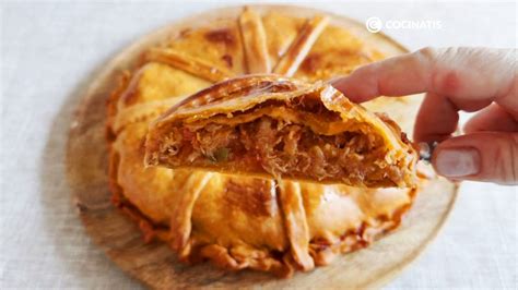 Corte transversal de una empanada mostrando el relleno jugoso de atún