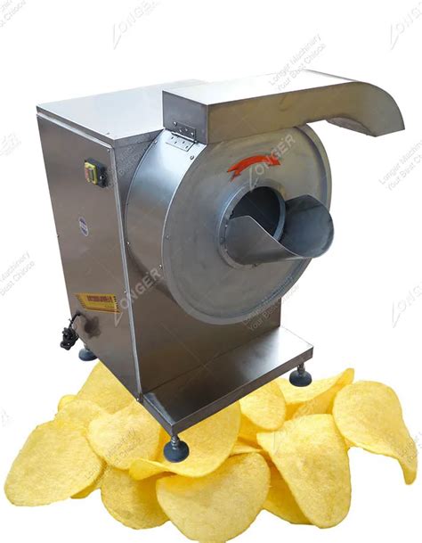 Máquina rebanadora de patatas en acción
