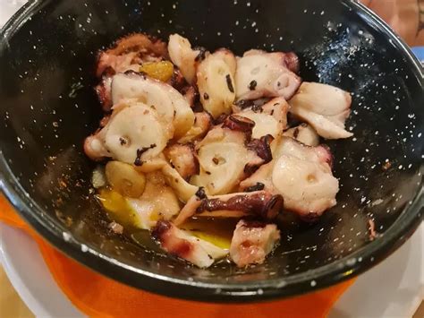 Pulpo al ajillo en una cazuela de barro