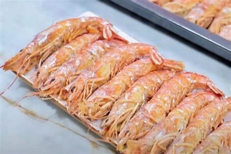 Proceso de enharinado de gambas en una bolsa