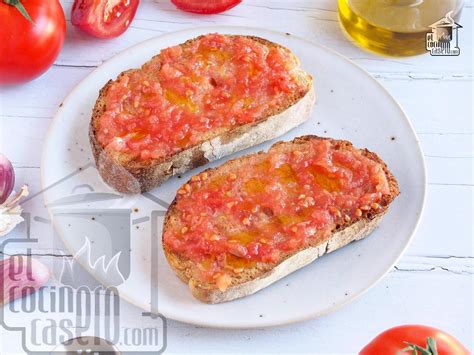 rebanadas de pan de molde con salsa de tomate y queso mozzarella listos para hornear