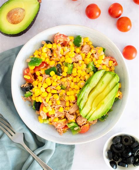 Ensalada mexicana de atún con aguacate y maíz