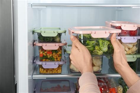 Persona empacando comida en recipientes herméticos