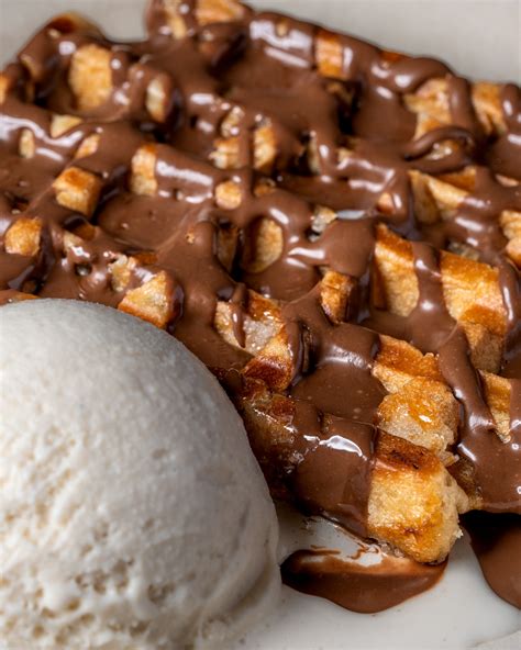 Gofres de chocolate recién hechos en una barbacoa