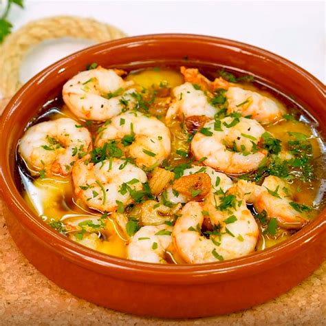 Cazuela de barro con gambas al ajillo
