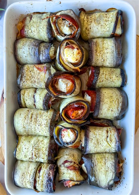 Capas de berenjena, jamón y queso en una bandeja de horno