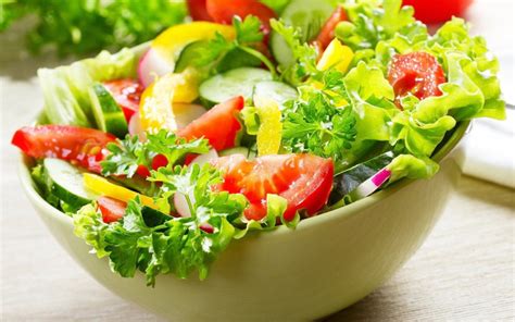 Variedad de verduras frescas para una ensalada