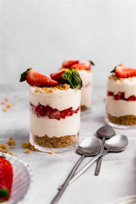 Vasitos de cheesecake con fresas