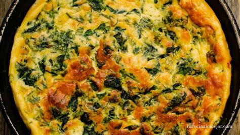 Torta de espinaca cocinándose en una sartén