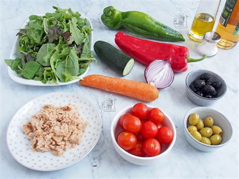 Tomates, ajos y aceitunas para la ensalada