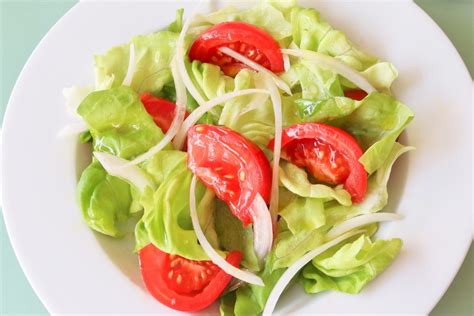 Ingredientes de la ensalada de calamares y tomate