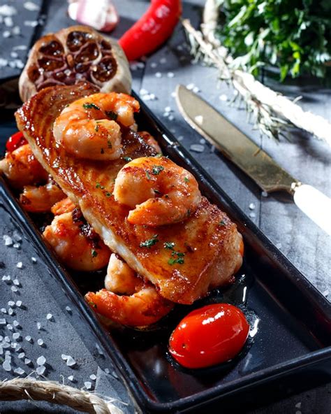 Pescado a la plancha con hierbas aromáticas