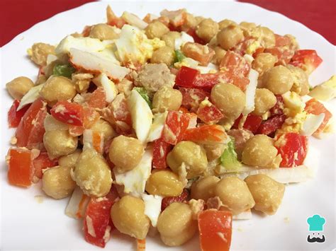 Ensalada de garbanzos con aguacate y huevo duro