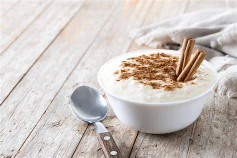 Tazón de arroz con leche con canela