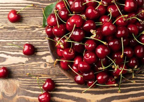 Cerezas frescas en un cuenco