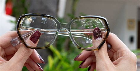 Gafas con cristales dañados y gafas con cristales nuevos