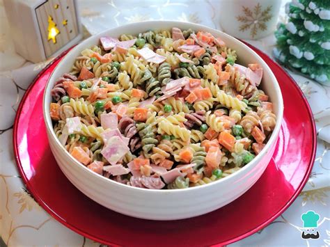 Ensalada de fideos de colores navideña en Perú