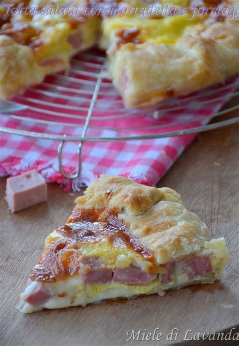Torta salata con mortadella lista para hornear
