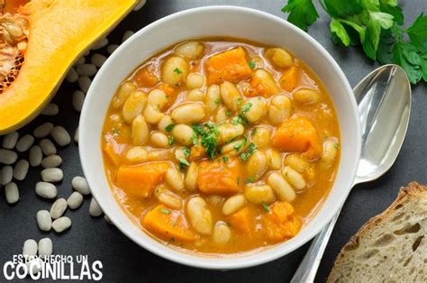Plato de guiso de alubias con calabaza y pimentón