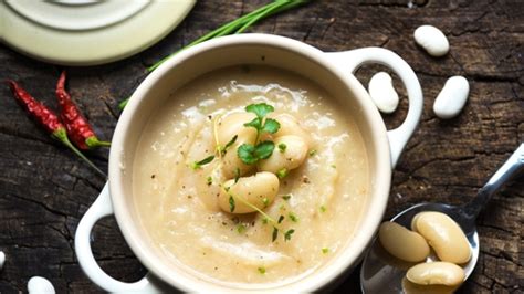 Crema de alubias en un cuenco