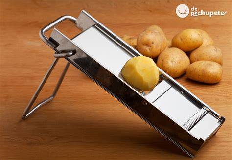 Corte fino de patatas con mandolina