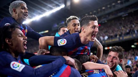 Celebración de gol con gesto de tocarse los genitales