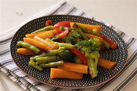 Ensalada de vegetales al vapor lista para servir