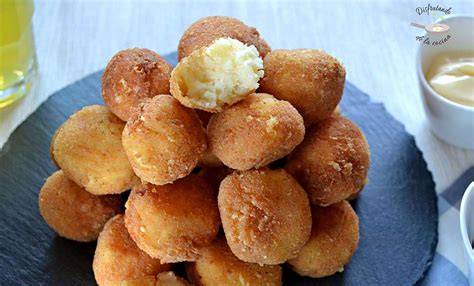Empanando bolitas de patata y queso