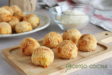 Bolitas de patata y queso doradas en freidora de aire