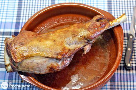 Cordero asándose en cazuela de barro dentro del horno