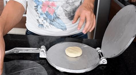 Formando tortillas con una prensa