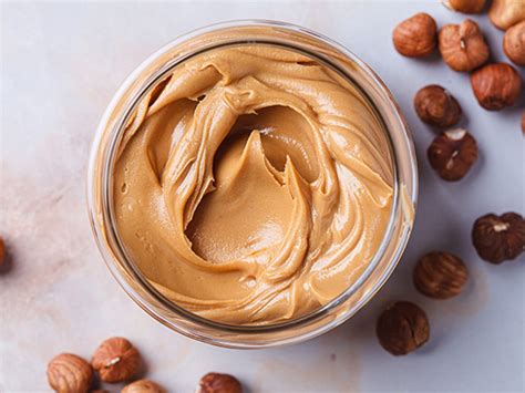 Ingredientes frescos para preparar crema de avellanas casera