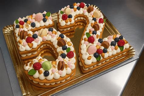 Tarta de números decorada con diferentes dulces y frutas