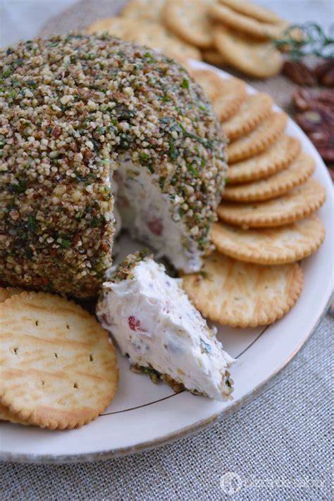 Bola de queso con granada y crackers