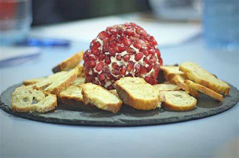 Bola de queso rebozada en granada