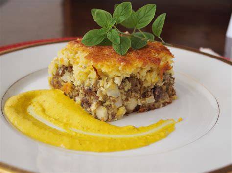 Pastel de choclo vegetariano con un relleno de champiñones y cebolla