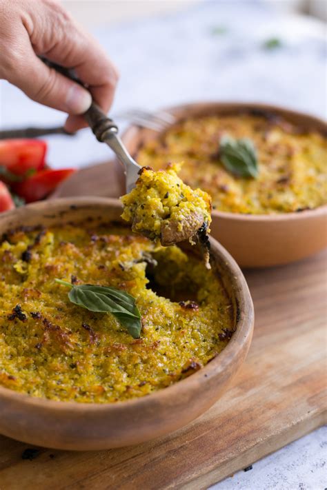Pastel de choclo vegetariano recién horneado y listo para servir